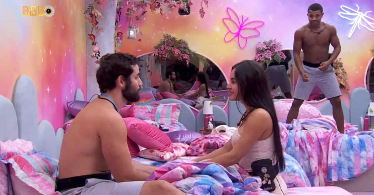 BBB24: Matteus e Isabelle trocam beijos, movimentam o endredom e comemoração de Davi viraliza