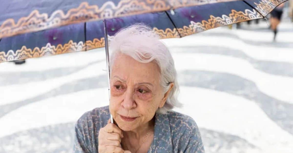 Fernanda Montenegro é dada como morta no INSS, mas informação é refutada e ela toma atitude