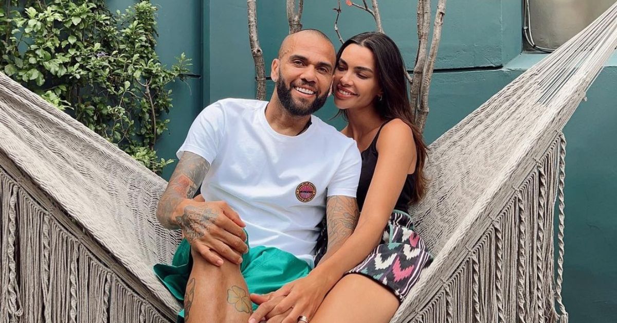 Nada de crise! Daniel Alves e Joana Sanz são flagrados de mãos dadas em passeio na rua